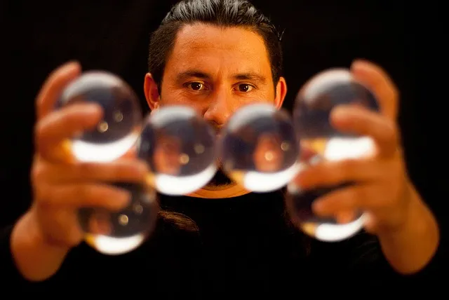 Professional holding 6 acrylic juggling balls